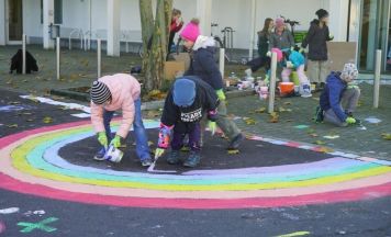 Bunte Straßen vor der Volksschule Gallneukirchen gegen Raserei