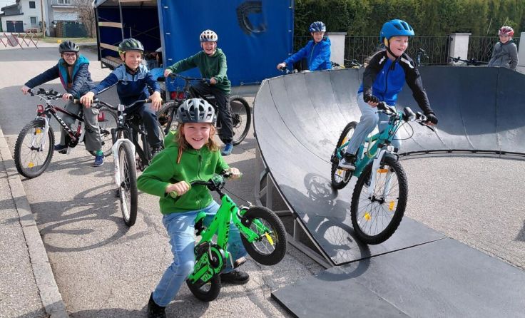 Mittelschüler auf dem Pumptrack (Foto: TNMS Lembach)