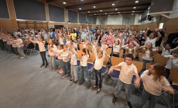 Neun Chöre standen beim Bezirksjugendsingen auf der Bühne