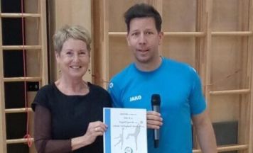 Lehrer spenden Startgelder vom Volleyballturnier an Hope4Uganda