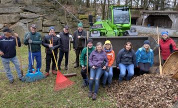 Ehrenamtliche tragen die Erlebniswelt Granit in Plöcking
