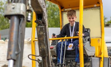 Jugendliche lernen bei der Bau-Olympiade Handwerksberufe kennen