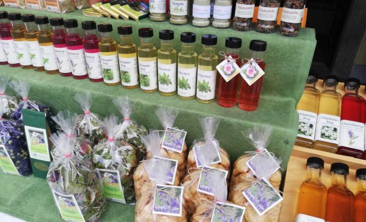 Beim Wochenmarkt gibt es regionale Spezialitäten direkt vom Produzenten. (Foto: Hintenberger)