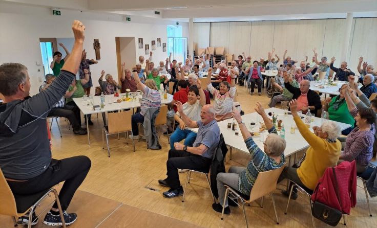 Fitnessübungen mit Simon Mitgutsch beim Wocha teiln (Foto: Studener)