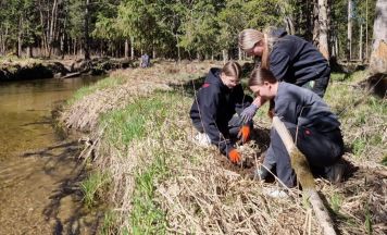 Schüler pflanzen Zukunft an der Mühl