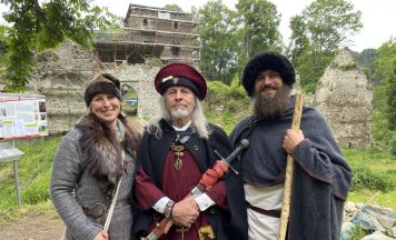 Offene Türen bei der Burgruine Falkenstein