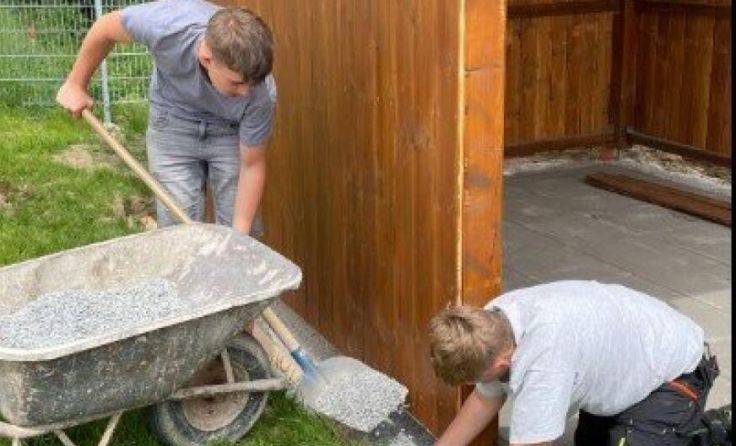 Für eine Hütte am Freibadgelände wurde eifrig angepackt. (Foto: MS Hofkirchen)