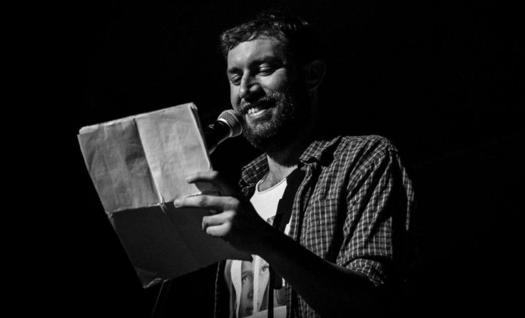 Dichter und Texter präsentieren Selbstgeschriebenes auf der Bühne. (Foto: Sebastian Sontacchi)