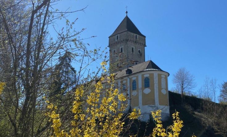 Beim Schloss Neuhaus klingt der Pilgertag gemütlich aus. (Foto: SI Rohrbacher Land)