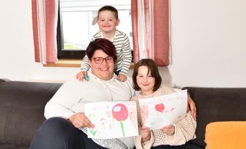Das größte Fahrradklingelorchester der Welt hilft Carina und ihren Kindern