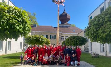 Rotkreuzler aus Neufelden bringen Maibaum ins Altenheim Kleinzell