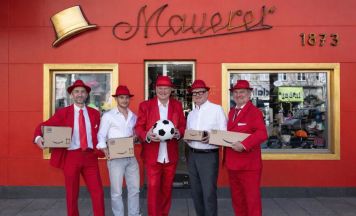 Mühlviertler Anzugträger bringen den Red Hot Austrian Fan-Hut groß raus