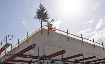 Richtfest gefeiert: Neue Einkaufszeile in Ottensheim nimmt Formen an