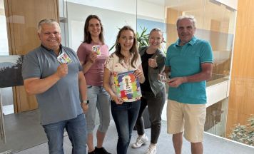 Fußballfans treffen sich in Lichtenberg zum WM-Sticker tauschen