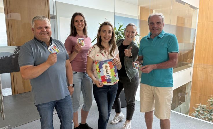 Das ÖAAB-Team aus Lichtenberg organisiert eine WM-Sticker-Tauschbörse. (Foto: Michaela Brixel)