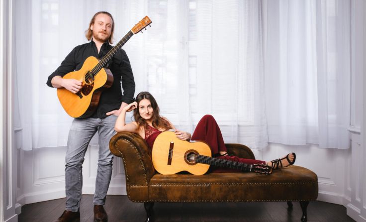 Markus Schlesinger und Carina Maria Linder bilden das Duo Crossing Strings. (Foto: Lukas Bezila)