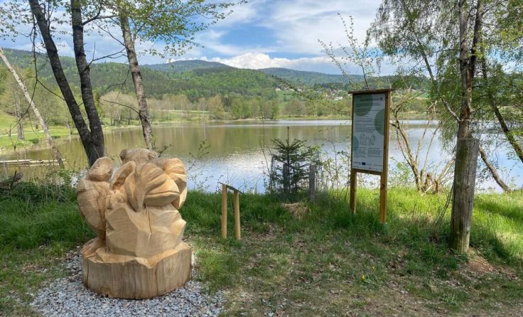 Die Skulptur zeigt tierische Bewohner der Feuchtwiese in menschlichen Posen. (Foto: HTBLA Hallstatt)