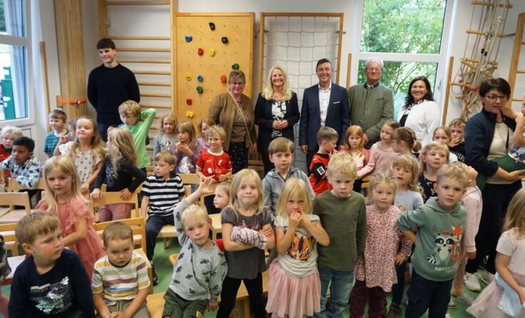 Kinder, Eltern und Ehrengäste feierten die gelungene Sanierung und Erweiterung. (Foto: Gahleitner)