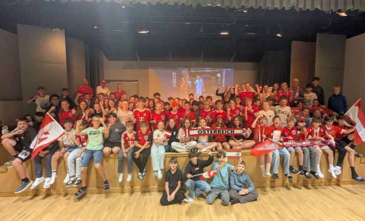 Die ersten Fußballfans trafen sich schon um 6 Uhr früh im Kultursaal. (Foto: MS St. Martin)