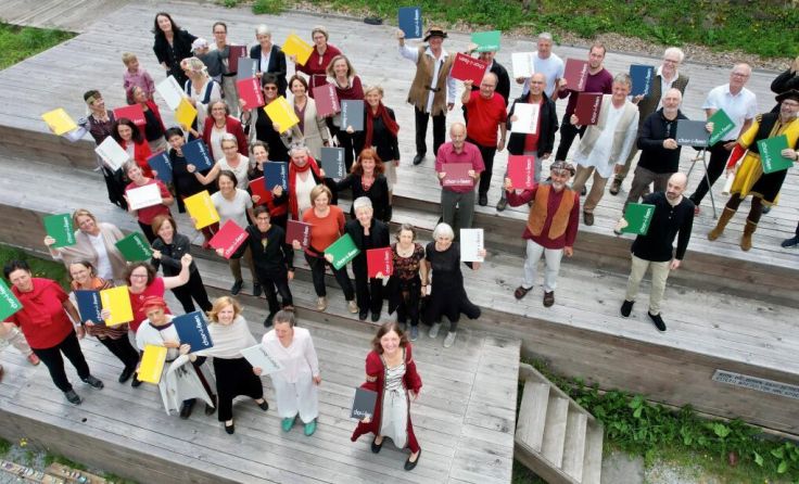 Die Chor-i-Feen sorgen für sommerlichen Klanggenuss in Glöckelberg. (Foto: Bernhard Schlagnitweit)