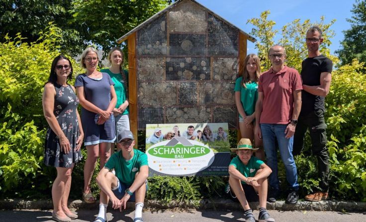 Zwei Insektenhotels aus der MS Sarleinsbach helfen kleinen Nützlingen. (Foto: MS Sarleinsbach)