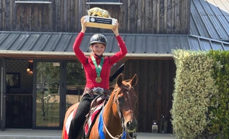 Antonia Enzenhofer (14) freut sich über den Sieg in der Children-Klasse. (Foto: Enzenhofer)
