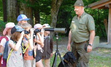 Volksschüler aus Eidenberg entdecken mit der Jägerschaft den Wald
