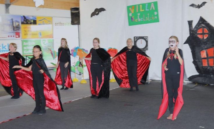 Schauriges präsentierten die 3. und 4. Klasse mit dem Musical Villa Spooky. (Foto: VS Lacken)