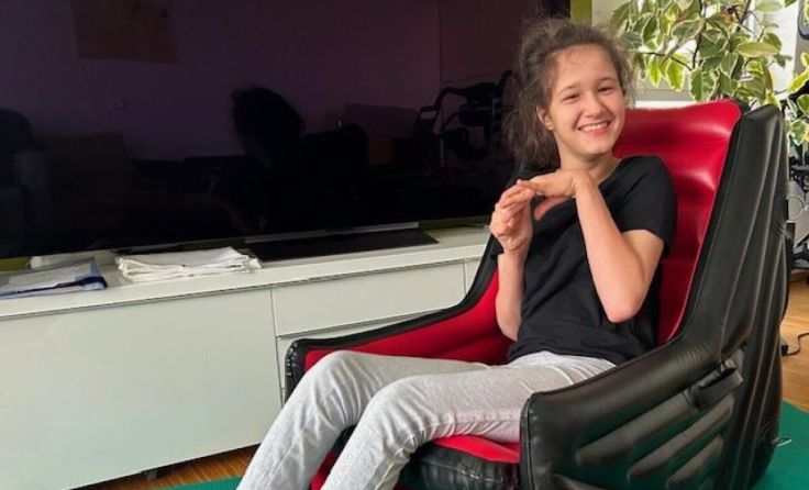 Kathi Panholzer fühlt sich wohl in ihrem neuen Spezialsessel. (Foto: Familie Panholzer)
