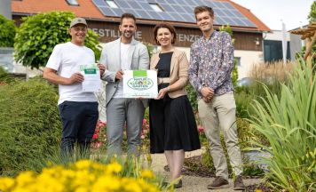 Whiskyproduzent Peter Affenzeller erhält „Natur im Garten“-Plakette