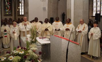 25-jähriges Priesterjubiläum in St. Martin mit interkulturellem Gottesdienst gefeiert