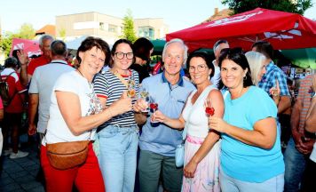 Beim Niederwaldkirchner Genussmarkt im September trifft Wein auf Käse