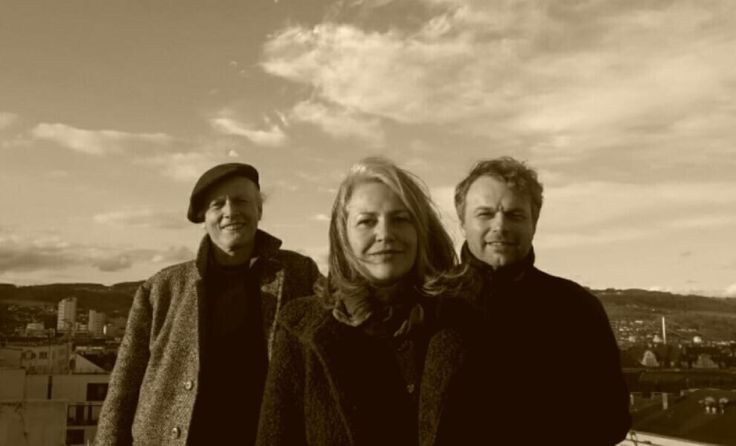 Die Referenten geben die Kunst des Jodelns weiter. (Foto: Theresia Garlantner Trio)