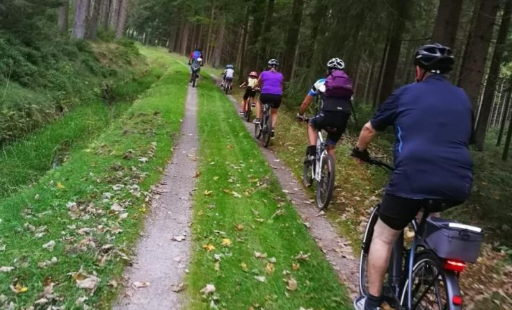 Entlang des Schwarzenbergischen Schwemmkanals lässt es sich gut Rad fahren. (Foto: ÖVP St. Oswald)