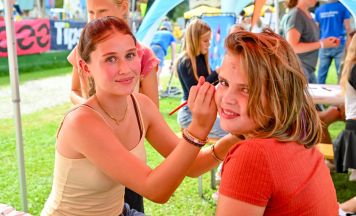 Familien treffen sich beim Fest auf der Donauwiesn