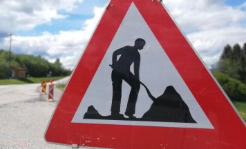 Auf der Landshaager Straße rollen die Baumaschinen an