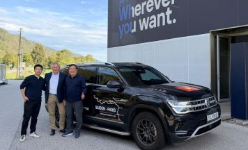 Global Hydro-Kunde fuhr mit dem Auto von Vietnam nach Niederranna