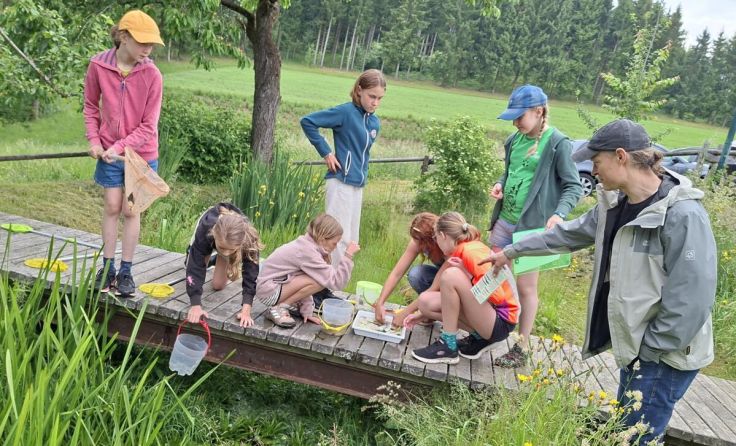 Forschungsarbeiten am Unterkagerteich bei einem Naturerlebnistag der önj (Foto: önj Unterkagerer)