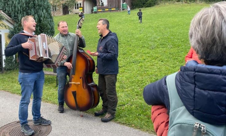 Mit Musik und gutem Essen klingt die Genussroas bei der Brennerei Hauder aus. (Foto: Lindorfer)