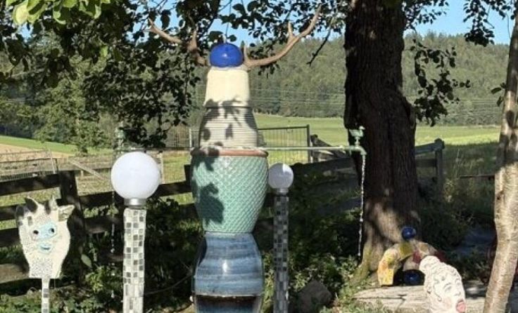 Aus einem alten Keramiksilo wurde ein künstlerischer Brunnen. (Foto: Angela Berger)