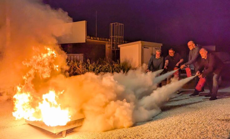 Der Vorstand der Innenstadtkaufleute beim Lösch-Einsatz (Foto: Foto Kirschner)