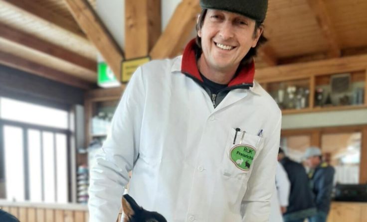 Preisrichter Wolfgang Schachinger bei der Bewertung der Tiere (Foto: Kleintierzuchtverein Haslach)