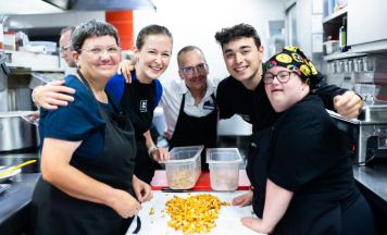 Profikoch Dominik Süss und Ministerin Claudia Bauer kochen für den guten Zweck
