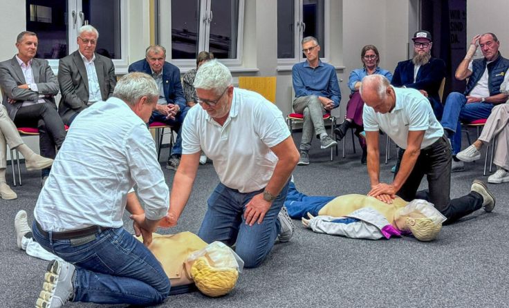 Rotary-Freunde übten sich in Erster Hilfe. (Foto: Rotary Club)