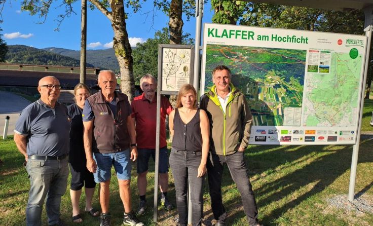 Künstlerin Antje Hillig mit dem Tourismusvorstand sowie den Wanderwegbetreuern (Foto: Studener)