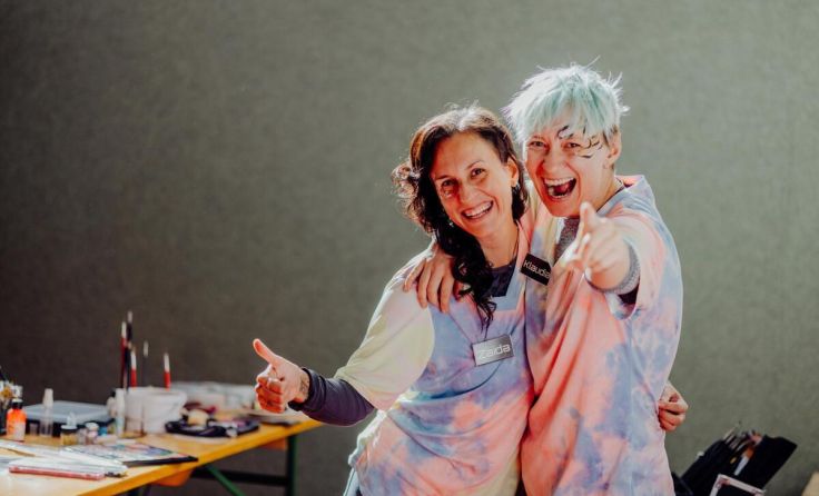 Das Color Duo sorgt für Unterhaltung für die kleinen Gäste. (Foto: Julia Mühlberger)