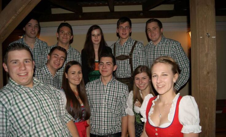 Der Vorstand der Landjugend Schwanenstadt lädt zur traditionellen Mostkost.