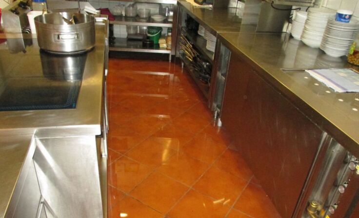 Ein Lokal im ersten Obergeschoss stand unter Wasser. *******Fotos: FF Vöcklabruck