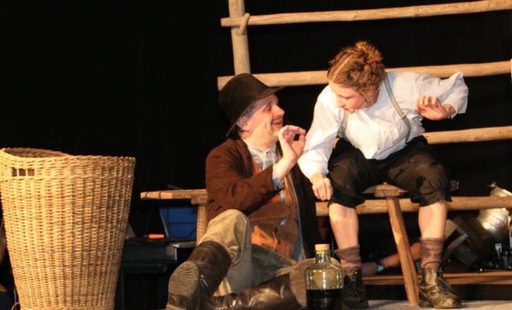 Die Ottnanger Schauspieler erwecken die Figuren zum Leben.**** Fotos: Mosaik Bühne