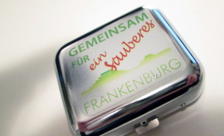 „Für ein sauberes Frankenburg“ – der neue Taschen-Aschenbecher